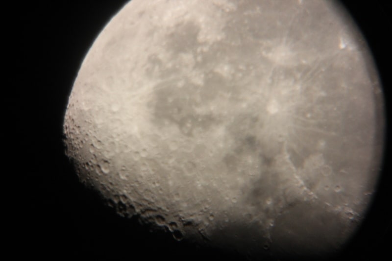 levenhuk-telescope-skyline-plus-130s-moon
